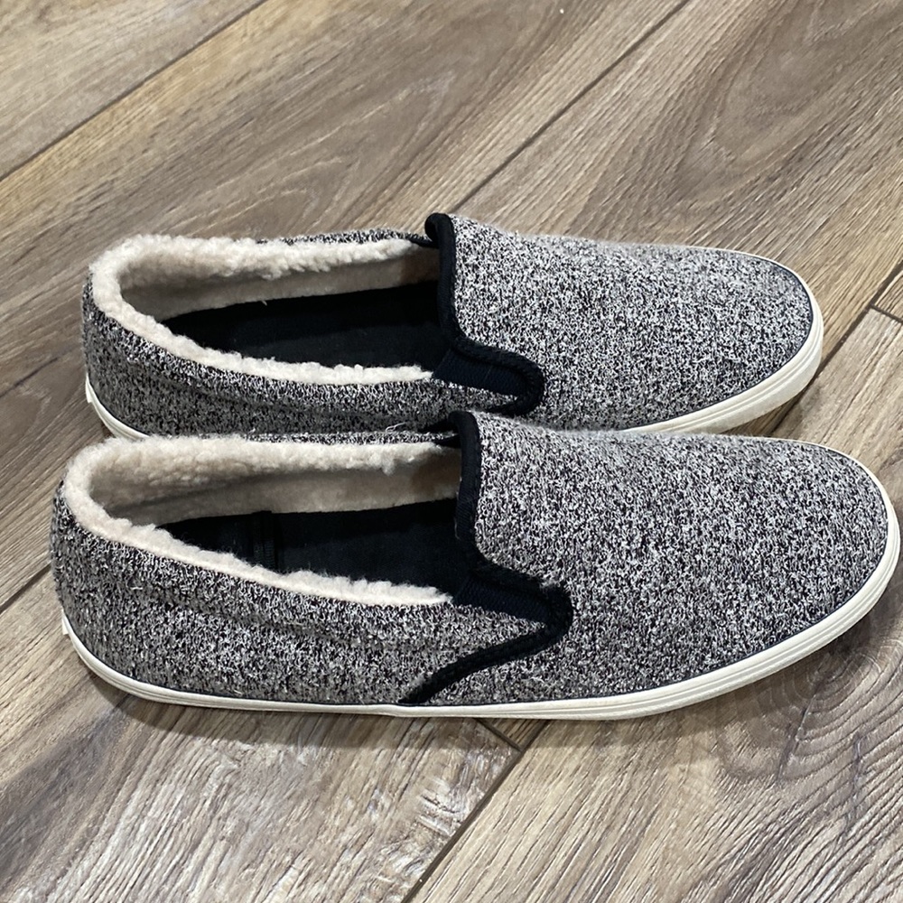 OLD NAVY Sneakers Slip On Black & White Furry Interior Sz 10 - Picture 2 of 8